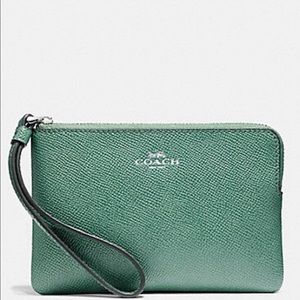 NWT COACH CORNER ZIP WRISTLET IN LEAF 🍃